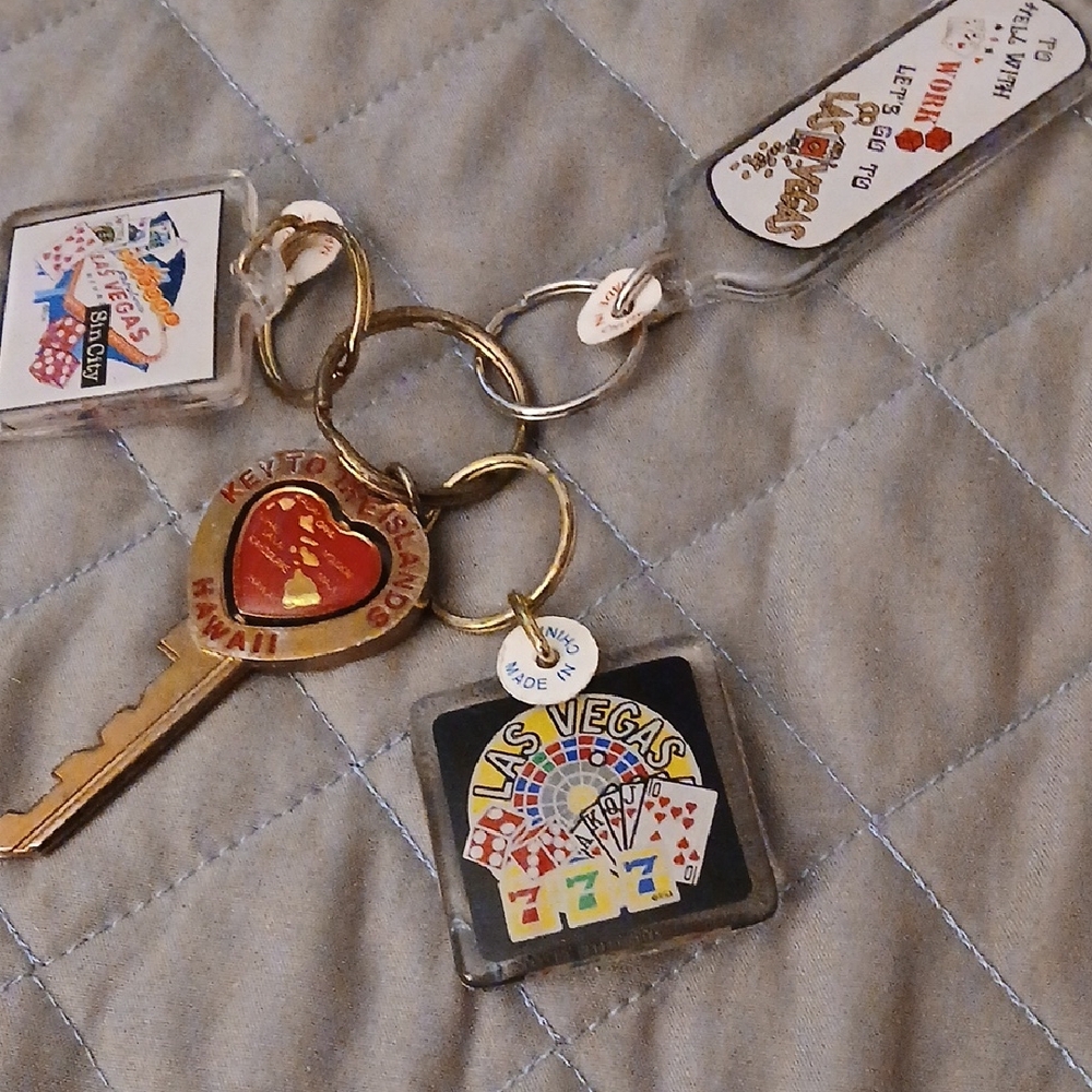 Ĺas Vegas Charm Gold and Black Keychain Set